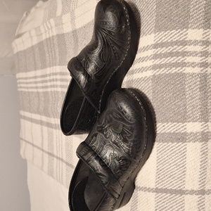 Dansko Black Leather shoes. Size 37 US size 6.5 to 7. Original cost $130